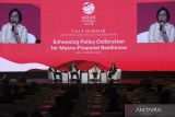 Menteri Keuangan Sri Mulyani Indrawati (kedua kanan) bersama Gubernur Bank Indonesia Perry Warjiyo (kedua kiri) dan Gubernur Bangko Sentral ng Pilipinas Felipe M. Medalla (kiri) menjadi pembicara saat Gala Seminar Indonesia 2023 ASEAN Chairmanship di Bali Nusa Dua Convention Center, Badung, Bali, Rabu (29/3/2023). Gala seminar tersebut merupakan rangkaian dari ASEAN Finance and Central Bank Governors Meeting (AFMGM) yang membahas mengenai 