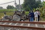 Tabrakan kereta api dan truk gandeng di perlintasan 76 Jombang