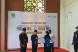 Ma'ruf Amin serahkan beasiswa SKSS dan untuk mualaf dari Baitul Mal Aceh