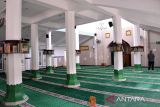Umat muslim melaksanakan ibadah shalat sunnah di Masjid Teungku Di Anjong, desa Peulanggahan, Kecamatan Kutaraja, Banda Aceh, Aceh, Kamis (30/3/2023). Masjid Teungku Di Anjong yang kubahnya berbentuk prisma bersegi empat dan bertingkat dua yang dibangun oleh seorang ulama asal Yaman, Sayyid Abu Bakar bin Husin Bafaqih pada abad ke-18  tersebut sempat rusak dan hancur diterjang bencana tsunami 26 Desember 2004 dan kemudian masjid dari kontruksi kayu itu  dibangun kembali menggunakan kontruksi beton dengan tetap mempertahankan arsitektur aslinya. ANTARA FOTO/Ampelsa.