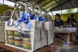 Perajin mengemas pesanan parcel lebaran di Pojok Kuliner Pikide, Desa Pawindan, Kabupaten Ciamis, Jawa Barat, Kamis (30/3/2023). Perajin berinovasi membuat kemasan parcel lebaran ramah lingkungan dari anyaman pandan dan bambu seharga Rp210 ribu sampai Rp260 ribu per paket, dengan kapasitas produksi mencapai 75-100 paket per hari yang dipasarkan ke wilayah Jabodetabek. ANTARA FOTO/Adeng Bustomi/agr 
