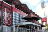 Pekerja menyelesaikan pengerjaan renovasi pagar Stadion Kapten I Wayan Dipta di Gianyar, Bali, Kamis (30/3/2023). Stadion yang disiapkan sebagai salah satu lokasi penyelenggaraan Piala Dunia U-20 2023 itu proses renovasinya terus dilanjutkan meskipun FIFA telah resmi mencabut status Indonesia sebagai tuan rumah Piala Dunia U-20 2023. ANTARA FOTO/Fikri Yusuf/wsj.