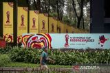 Warga berjalan di dekat papan promosi Piala Dunia U-20 Indonesia 2023 di GBK Arena, Jakarta, Kamis (30/3/2023). FIFA resmi mencabut status Indonesia sebagai tuan rumah untuk ajang Piala Dunia U-20 2023. ANTARA FOTO/Aprillio Akbar/tom. 