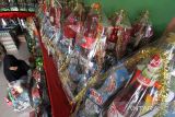 Pedagang menata parcel di Lhokseumawe, Aceh, Kamis (30/3/2023). Pedagang parsel Lebaran di daerah itu mulai marak menjajakan aneka model parcel dengan kisaran harga Rp150 ribu hingga Rp1 juta per buah tergantung isi, model serta ukurannya. ANTARA FOTO/Rahmad