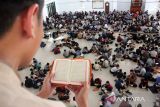 Santri membaca Al Quran di Pondok Pesantren Ar Raudlatul Hasanah Kota Medan, Sumatera Utara, Sabtu (25/3/2023). Kegiatan yang diikuti ribuan santri di pesantren tersebut, merupakan kegiatan rutin yang dilaksanakan setiap bulan Ramadhan.