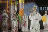 Model memperagakan busana rancangan Ulfa Mumtaza saat Muslim Fashion Runway (MUFWAY) 2023 di Surabaya, Jawa Timur, Jumat (31/3/2023). Kegiatan yang berlangsung hingga 9 April tersebut guna menyemarakkan momen Ramadhan sekalgus ajang bagi para pelaku UMKM khususnya yang bergerak di bidang industri fesyen muslim untuk mengembangkan usahanya. ANTARA FOTO/Moch Asim/ZK