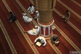 Warga membaca Al Quran di Masjid Oman Al Makmur, Banda Aceh, Aceh, Jumat (31/3/2023). Pada bulan suci Ramadhan umat muslim memperbanyak ibadah dengan membaca Al Quran atau tadarus dan melaksanakan shalat sunah disamping shalat wajib lima waktu guna menambah amal ibadah. ANTARA FOTO/Khalis Surry