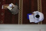 Warga membaca Al Quran di Masjid Oman Al Makmur, Banda Aceh, Aceh, Jumat (31/3/2023). Pada bulan suci Ramadhan umat muslim memperbanyak ibadah dengan membaca Al Quran atau tadarus dan melaksanakan shalat sunah disamping shalat wajib lima waktu guna menambah amal ibadah. ANTARA FOTO/Khalis Surry