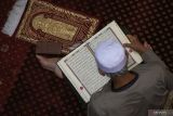 Warga membaca Al Quran di Masjid Oman Al Makmur, Banda Aceh, Aceh, Jumat (31/3/2023). Pada bulan suci Ramadhan umat muslim memperbanyak ibadah dengan membaca Al Quran atau tadarus dan melaksanakan shalat sunah disamping shalat wajib lima waktu guna menambah amal ibadah. ANTARA FOTO/Khalis SurryANTARA FOTO/Khalis Surry (ANTARA FOTO/Khalis Surry)