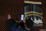 Warga membaca Al Quran di Masjid Oman Al Makmur, Banda Aceh, Aceh, Jumat (31/3/2023). Pada bulan suci Ramadhan umat muslim memperbanyak ibadah dengan membaca Al Quran atau tadarus dan melaksanakan shalat sunah disamping shalat wajib lima waktu guna menambah amal ibadah. ANTARA FOTO/Khalis Surry