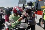 Polres Temanggung bagikan masker ke pedagang dan pengguna jalan