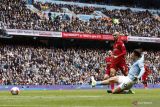 Pesepak bola Manchester City's Jack Grealish (kanan) mencetak go ke gawang Liverpool dalam laga lanjutan Liga Inggris, di Stadion Etihad, Manchester, Inggris, Sabtu (1/4/2023).  Manchester City berhasil mengalahkan  Liverpool 4-1. ANTARA FOTO/Reuters-Jason Cairnduff /hp.