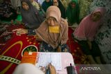 Warga lanjut usia belajar mengaji saat mengikuti Pesantren Ramadhan Lansia di Desa Tegalurung, Indramayu, Jawa Barat, Sabtu (1/4/2023). Pesantren kilat yang digelar Saung Belajar Lansia itu diikuti puluhan warga lansia untuk mengisi waktu selama Ramadhan dengan belajar mengaji dan wawasan hukum-hukum Islam yang berkaitan dengan kehidupan sehari-hari. ANTARA FOTO/Dedhez Anggara/agr