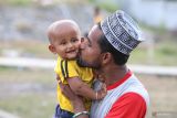 Pengungsi etnis rohingya mencium anaknya saat berada di penampungan sementara UPTD Dinas Sosial Aceh Rumoh Seujahtera Beujroh Meukaya Ladong, Aceh Besar, Aceh, Sabtu (1/4/2023). Antara Aceh/Khalis Surry