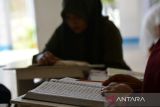 Warga binaan membaca Al Quran di ruangan khusus perempuan saat tadarus Ramadhan di Lapas Kelas III Lhoknga, Kabupaten Aceh Besar, Aceh, Sabtu (1/4/2023). Selama bulan Ramadhan 1444 Hijriyah, pihak Lapas  menerapkan program tadarus Al Quran , Shalat Tarawih berjamaah dan ceramah keagamaan dalam upaya meningkatkan ketakwaan dan pembinaan mental terhadap warga binaan. ANTARA FOTO/Ampelsa.