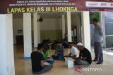 Warga binaan membaca Al Quran  saat  tadarus Ramadhan di Lapas Kelas III Lhoknga, Kabupaten Aceh Besar, Aceh, Sabtu (1/4/2023). Selama bulan Ramadhan 1444 Hijriyah, pihak Lapas  menerapkan program tadarus Al Quran , Shalat Tarawih berjamaah dan ceramah keagamaan dalam upaya meningkatkan ketakwaan dan pembinaan mental terhadap warga binaan. ANTARA FOTO/Ampelsa.