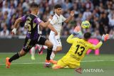 Pemain Real Madrid Marco Asensio menendang bola yang dihadang penjaga gawang Real Valladolid Sergio Asenjo dalam pertandingan sepak bola lanjutan Liga Spanyol di Santiago Bernabeu, Madrid, Spanyol, Minggu (2/4/2023). Real Madrid menang dengan skor 6-0. ANTARA FOTO/Reuters/Isabel Infantes/nym.