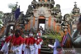 Umat Katolik mengikuti Perarakan Daun Palma saat Hari Minggu Palma di Gereja Katolik Paroki Roh Kudus Babakan, Badung, Bali, Minggu (2/4/2023). Perayaan Minggu Palma yang merupakan rangkaian Pekan Suci Paskah di kawasan tersebut diikuti oleh ratusan jemaat yang mengenakan pakaian adat Bali. ANTARA FOTO/Fikri Yusuf/wsj.