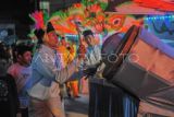 Peserta Festival Arakan Sahur memainkan musik dengan iringan beduk saat melewati Jalan Sultan Hasanuddin, Kuala Tungkal, Tanjung Jabung Barat, Jambi, Sabtu (1/4/2023) malam. Festival tahunan yang diikuti ratusan peserta dengan mengelilingi jalan-jalan perkotaan setempat sambil memainkan alat musik dan tarian itu digelar untuk memeriahkan bulan suci Ramadhan. ANTARA FOTO/Wahdi Septiawan/aww.