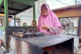Pengelola Masjid pejuang Nurul Ittihad berdayakan pedagang kue tradisional