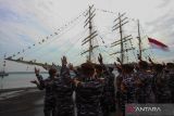 Sejumlah Taruna Akademi Angkatan Laut (AAL) melepas keberangkatan KRI Bima Suci dalam rangka pelayaran Latihan Praktek (Lattek) Kartika Jala Krida (KJK) Tahun 2023 Taruna Akademi Angkatan Laut (AAL) Tingkat III Angkatan ke-70 di Koarmada II, Surabaya, Jawa Timur, Minggu (2/4/2023). Pelayaran itu diikuti 145 orang Taruna AAL Tingkat III Angkatan ke-70 selama 214 hari dengan rute pelayaran yakni Surabaya, Batam, Srilanka, Oman, Arab Saudi, Mesir, Algeria, Perancis, Belanda, Inggris, Norwegia, Skotlandia, Jerman, Spanyol dan Tunisia. ANTARA Jatim/Didik Suhartono/zk 