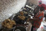  Pekerja membuat keripik tempe untuk dijual sebagai camilan dan hidangan pelengkap buka puasa di rumah produksi keripik Rohani, Malang, Jawa Timur, Kamis (30/3/2023). Pengusaha makanan olahan tempe setempat mengaku kewalahan memenuhi permintaan keripik tempe yang terus meningkat meski sejak awal bulan Ramadhan sudah menggenjot jumlah produksi keripik tempe dari 200 bungkus menjadi 600 bungkus per hari atau naik tiga kali lipat. ANTARA Jatim/Ari Bowo Sucipto/zk 