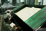 Umat Islam bertadarus menggunakan Al Quran raksasa di Masjid Baiturrahman, Banyuwangi, Jawa Timur, Kamis (30/3/2023). Al Quran raksasa yang memiliki ukuran halaman 142 x 210 centimeter berusia 13 tahun itu merupakan karya ditulis tangan H Abdul Karim untuk dibaca setiap bulan Ramadhan di Masjid Baiturrahman Banyuwangi. ANTARA Jatim/Budi Candra Setya/zk