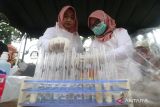 Petugas Badan Pengawasan Obat dan Makanan (BPOM) mengamati tabung reaksi saat melakukan uji kelayakan makanan di pasar takjil, Kota Kediri, Jawa Timur, Jumat (31/3/2023). Uji sampel makanan tersebut guna mengantisipasi peredaran takjil tidak layak konsumsi seperti mengandung boraks; formalin, pewarna tekstil, dan zat berbahaya lainnya. ANTARA Jatim/Prasetia Fauzani/zk