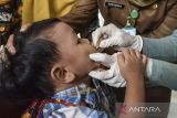 Kader posyandu memberikan vaksin polio kepada anak balita di Posyandu Aster, Kabupaten Ciamis, Jawa Barat, Senin (3/4/2023). Sebanyak 75.832 balita dan anak menerima vaksinasi polio jenis Oral Polio Vaccine (OPV) dan Inactivated Polio Vaccine (IPV) serentak yang dilaksanakan di 1.737 posyandu dan puskesmas se-Ciamis. ANTARA FOTO/Adeng Bustomi/agr