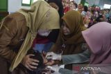 Kader posyandu memberikan vaksin polio kepada anak balita di Posyandu Aster, Kabupaten Ciamis, Jawa Barat, Senin (3/4/2023). Sebanyak 75.832 balita dan anak menerima vaksinasi polio jenis Oral Polio Vaccine (OPV) dan Inactivated Polio Vaccine (IPV) serentak yang dilaksanakan di 1.737 posyandu dan puskesmas se-Ciamis. ANTARA FOTO/Adeng Bustomi/agr