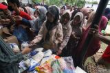 Warga antre membeli paket sembako saat operasi pasar murah Ramadhan di Desa Uteunkot, Lhokseumawe, Aceh, Senin (3/4/2023). Pasar murah yang gelar Disperindagkop Pemko Lhokseumawe itu bertujuan membantu warga memperoleh kebutuhan pokok dengan harga murah dan terjangkau sekaligus upaya mencegah terjadinya gejolak harga sembako dan inflasi saat bulan Ramadhan dan jelang Lebaran 2023. Antara Aceh/Rahmad.