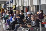Penumpang menunggu kereta api di Stasiun Kota Tasikmalaya, Jawa Barat, Selasa (4/4/2023). Dua pekan menjelang Lebaran penumpang yang menggunakan angkutan kereta api masih didominasi oleh pemudik lokal Jawa Barat yaitu dari Tasikmalaya menuju Bandung dan sebaliknya. ANTARA FOTO/Adeng Bustomi/agr