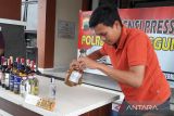 Polres Temanggung sita puluhan botol minuman beralkohol di kedai  kopi