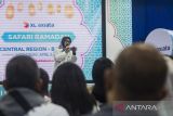 President Director & CEO XL Axiata Dian Siswarini menyampaikan arahan sebelum memberikan bantuan secara simbolis kepada perwakilan Pondok Pesantren dan masyarakat prasejahtera saat Safari Ramadhan di Bandung, Jawa Barat, Rabu (5/4/2023). XL Axiata memberikan bantuan kepada 10 pesantren se-Indonesia berupa paket sembako dan masyarakat prasejahtera berupa penukaran kupon paket makanan berbuka yang bekerja sama dengan mitra UMKM lokal. ANTARA FOTO/M Agung Rajasa/agr