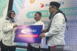 President Director & CEO XL Axiata Dian Siswarini (kiri) bersama Chief Enterprise & SME Officer XL Axiata Feby Sallyanto (kanan) memberikan bantuan secara simbolis kepada perwakilan masyarakat prasejahtera saat Safari Ramadhan di Bandung, Jawa Barat, Rabu (5/4/2023). XL Axiata memberikan bantuan kepada 10 pesantren se-Indonesia berupa paket sembako dan masyarakat prasejahtera berupa penukaran kupon paket makanan berbuka yang bekerja sama dengan mitra UMKM lokal. ANTARA FOTO/M Agung Rajasa/agr