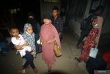 Sejumlah pengungsi etnis Rohingya bersiap masuk ke dalam bus saat akan diberangkatkan dari bekas kantor Imigrasi Punteut, Desa Blang Mee, Blang Mangat, Lhokseumawe, Aceh, Selasa (4/4/2023) malam. Berdasarkan intruksi Kementerian Koordinator Bidang Politik Hukum dan Keamanan RI, UHNCR memindahkan sebanyak 150 orang pengungsi rohingya di Kabupaten Pidie dan 55 orang di Kota Lhokseumawe di pindahkan ke Pekanbaru, Riau. Antara Aceh/Rahmad.