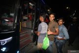 Sejumlah pengungsi etnis Rohingya bersiap masuk ke dalam bus saat akan diberangkatkan dari bekas kantor Imigrasi Punteut, Desa Blang Mee, Blang Mangat, Lhokseumawe, Aceh, Selasa (4/4/2023) malam. Berdasarkan intruksi Kementerian Koordinator Bidang Politik Hukum dan Keamanan RI, UHNCR memindahkan sebanyak 150 orang pengungsi rohingya di Kabupaten Pidie dan 55 orang di Kota Lhokseumawe di pindahkan ke Pekanbaru, Riau. Antara Aceh/Rahmad.