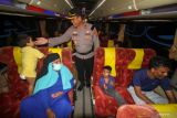 Seorang personel polisi menyapa pengungsi etnis Rohingya melambaikan tangan didalam bus saat akan diberangkatkan dari bekas kantor Imigrasi Punteut, Desa Blang Mee, Blang Mangat, Lhokseumawe, Aceh, Selasa (4/4/2023) malam. Berdasarkan intruksi Kementerian Koordinator Bidang Politik Hukum dan Keamanan RI, UHNCR memindahkan sebanyak 150 orang pengungsi rohingya di Kabupaten Pidie dan 55 orang di Kota Lhokseumawe di pindahkan ke Pekanbaru, Riau. Antara Aceh/Rahmad.