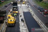 Pekerja menyelesaikan pembuatan lajur tiga di sekitar rest area KM 130 ruas tol Cipali, Indramayu, Jawa Barat, Rabu (5/4/2023). Untuk mengantisipasi kepadatan kendaraan saat arus mudik lebaran, PT Astra Tol Cipali menambah lajur sepanjang 4,5 km di tiga titik sekitar rest area tol Cikopo-Palimanan dan ditargetkan selesai pada H-10 Lebaran. ANTARA FOTO/Dedhez Anggara/agr