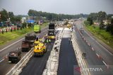 Pekerja menyelesaikan pembuatan lajur tiga di sekitar rest area KM 130 ruas tol Cipali, Indramayu, Jawa Barat, Rabu (5/4/2023). Untuk mengantisipasi kepadatan kendaraan saat arus mudik lebaran, PT Astra Tol Cipali menambah lajur sepanjang 4,5 km di tiga titik sekitar rest area tol Cikopo-Palimanan dan ditargetkan selesai pada H-10 Lebaran. ANTARA FOTO/Dedhez Anggara/agr