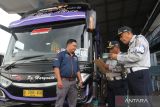 Petugas memeriksa kelengkapan dokumen bus saat melakukan pemeriksaan kelaikan kendaraan atau ramp check di Terminal Arjosari, Malang, Jawa Timur, Rabu  (5/4/2023). Pemeriksaan kelaikan armada bus Antar Kota Antar Provinsi (AKAP) untuk angkutan lebaran tersebut dilakukan itu guna menjamin keselamatan dan keamanan para pemudik. ANTARA Jatim/Ari Bowo Sucipto/zk 