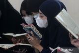 Sejumlah warga binaan melakukan tadarus Al Quran di Aula Lapas Perempuan Kelas II A, Sukun, Malang, Jawa Timur, Rabu (5/4/2023). Tadarus Al Quran tersebut diadakan setiap hari selama bulan Ramadhan dan diikuti 74 warga binaan yang dibagi menjadi dua kelompok guna meningkatkan ketakwaan serta pembinaan mental bagi warga binaan ANTARA Jatim/Ari Bowo Sucipto/zk 