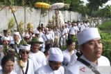 Warga Desa Adat Sema Agung memukul 