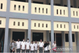 Serah terima gedung sekolah SDN Lenggahjaya 01 Kecamatan Cabangbungin, Kabupaten Bekasi, Jawa Barat, hasil pembangunan rekanan kepada pemerintah daerah pada pertengahan September 2022 sebagai bukti percepatan pembangunan sektor pendidikan. (ANTARA/Pradita Kurniawan Syah).
