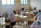 Uji coba pertama sekolah tatap muka di Kabupaten Bekasi, Jawa Barat. (FOTO ANTARA/Pradita Kurniawan Syah).