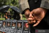 Anggota Jaringan Solidaritas Korban untuk Keadilan (JSKK) melakukan Aksi Kamisan ke-770 di seberang Istana Merdeka, Jakarta, Kamis (6/4/2023). Mereka meminta Presiden Joko Widodo mengusut tuntas tragedi Wamena serta kasus-kasus pelanggaran HAM berat lainnya. ANTARA FOTO/Hafidz Mubarak A/aww.