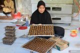 PRODUKSI KUE KERING LEBARAN MENINGKAT DI ACEH. Perajin memproduksi berbagai jenis kue kering di Home Industri Win, desa Meunasah Moncut , Kecematan Lhoknga, Kabupaten Aceh Besar, Aceh, Kamis (6/4/2023). Menurut pelaku usaha di daerah pesisir tersebut, menjelang  Hari Raya Idul Fitri 1444 Hijriyah,  produksi kue kering meningkat hampir dua kali lipat dibanding pekan pertama Ramadhan karena tingginya permintaan masyarakat dan  termasuk pasar swalayan dengan harga penawaran bervariasi Rp50.000 hingga Rp75.000 per kotak  menurut jenisnya. ANTARA FOTO/Ampelsa.ANTARA FOTO/AMPELSA (ANTARA FOTO/AMPELSA)