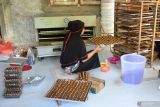 PRODUKSI KUE KERING LEBARAN MENINGKAT DI ACEH. Perajin memproduksi berbagai jenis kue kering di Home Industri Win, desa Meunasah Moncut , Kecematan Lhoknga, Kabupaten Aceh Besar, Aceh, Kamis (6/4/2023). Menurut pelaku usaha di daerah pesisir tersebut, menjelang  Hari Raya Idul Fitri 1444 Hijriyah,  produksi kue kering meningkat hampir dua kali lipat dibanding pekan pertama Ramadhan karena tingginya permintaan masyarakat dan  termasuk pasar swalayan dengan harga penawaran bervariasi Rp50.000 hingga Rp75.000 per kotak  menurut jenisnya. ANTARA FOTO/Ampelsa.ANTARA FOTO/AMPELSA (ANTARA FOTO/AMPELSA)