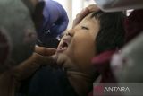 Balita mendapatkan vaksinasi polio saat Pekan Imuninasi Nasional (PIN) di Indramayu, Jawa Barat, Kamis (6/4/2023). Sebanyak 119.611 balita dan anak menerima vaksinasi polio jenis Oral Polio Vaccine (OPV) dan Inactivated Polio Vaccine (IPV) yang dilaksanakan secara serentak di sejumlah posyandu di Indramayu. ANTARA FOTO/Dedhez Anggara/agr