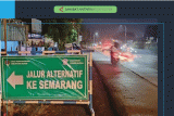 Rambu penunjuk jalur alternatif yang terpasang di tepi Jalan Pantura Timur Kudus untuk memudahkan pemudik dari arah Surabaya menuju Semarang (Antara/HO/Dishub Kudus).
